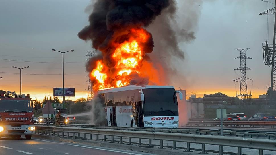 İstanbul Ümraniye’de iki yolcu otobüsü yandı