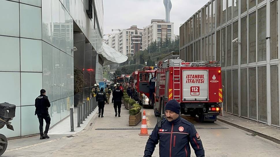 İstanbul'da lüks sitenin otoparkında yangın