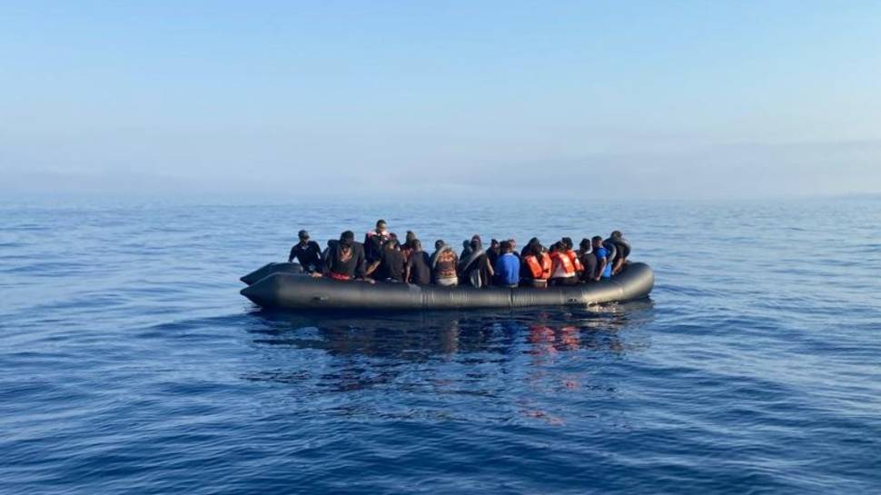 İzmir açıklarında 230 düzensiz göçmen yakalandı