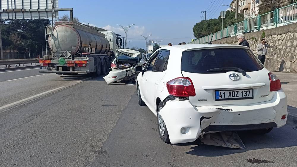 İzmit'te 7 araçlı zincirleme kaza: 1'i çocuk 5 yaralı!