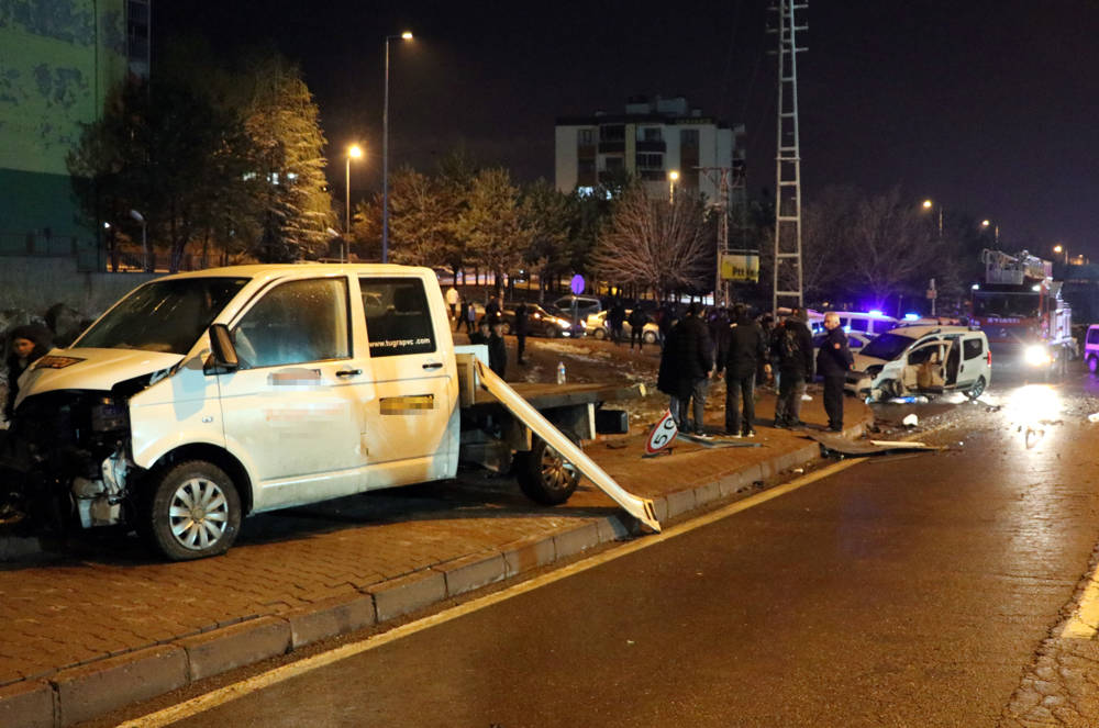 Kayseri'de hafif ticari araç ile kamyonet çarpıştı: 5 yaralı