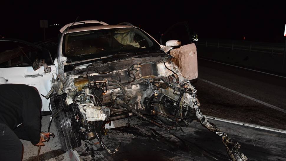 Konya'da refüjdeki çelik bariyerlere çarpıp takla atan otomobildeki 5 kişi yaralandı