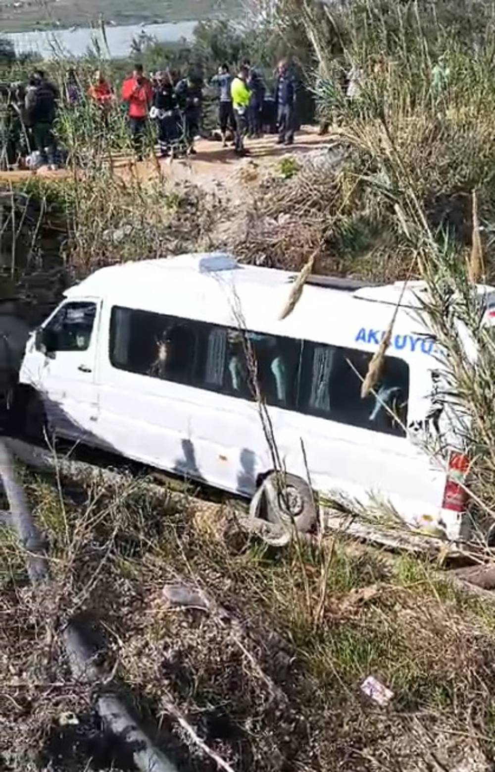 Mersin'de otomobille çarpışan yolcu minibüsü dereye yuvarlandı