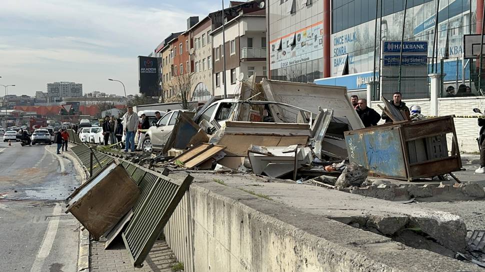 Otomobil durağa daldı... 4 yaralı...