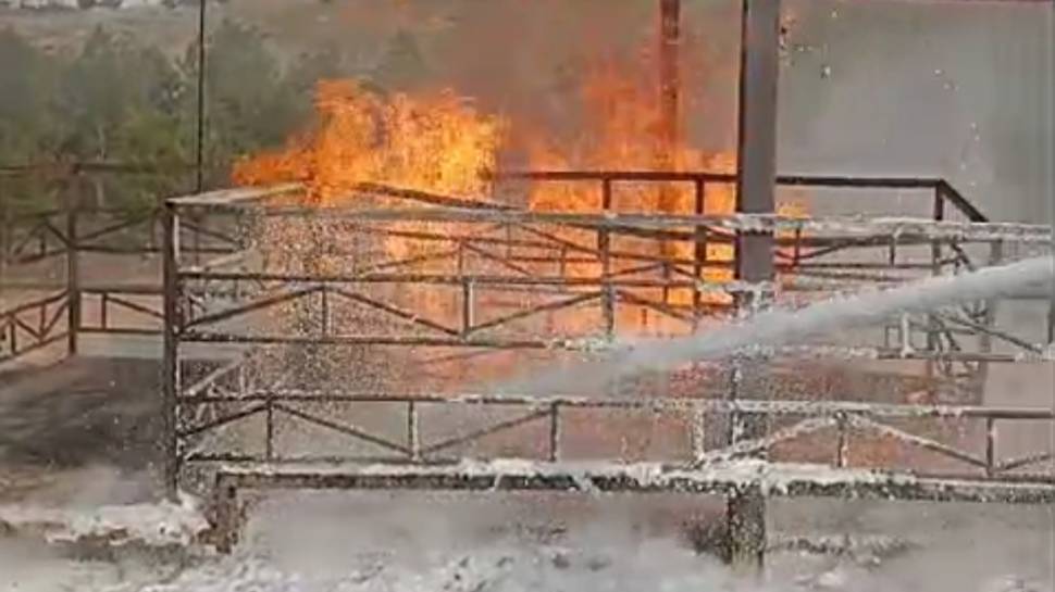 Petrol ayrıştırma kuyusunda çıkan yangın söndürüldü