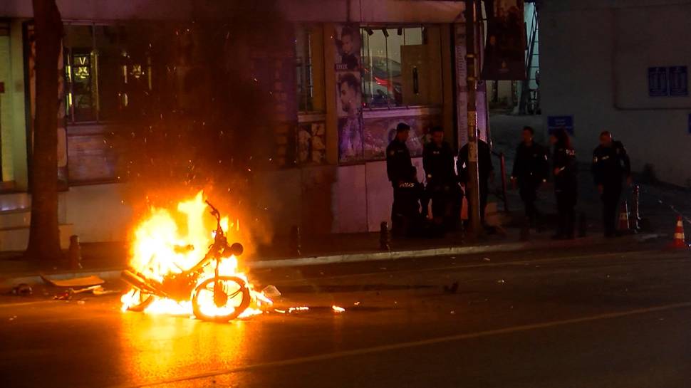 Polis denetimi sırasında sinir krizi geçiren sürücü motosikletini ateşe verdi