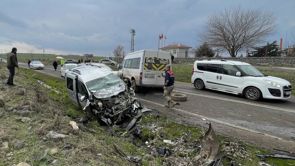 Şanlıurfa'da 3 araç birbirine girdi: 6 yaralı