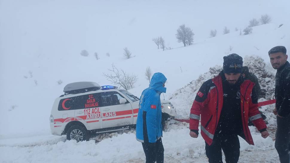 Siirt'te çığ düşen yolda mahsur kalanlar kurtarıldı