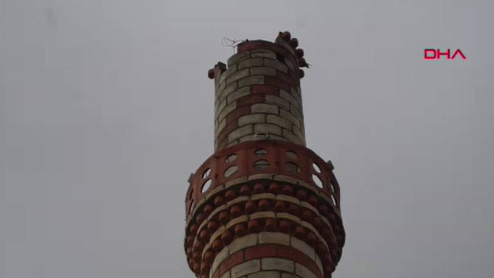 Siirt'te yıldırım minareye isabet etti