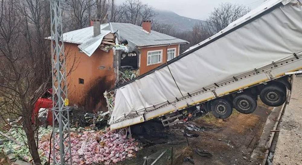 Tırların üzerine uçtuğu talihsiz eve ait yeni görüntü ortaya çıktı Kaza anı kamerada! 