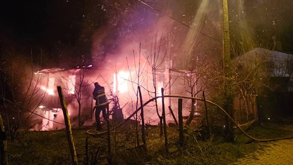 Tokat’ta çıkan yangında 2 katlı ev kullanılmaz hale geldi