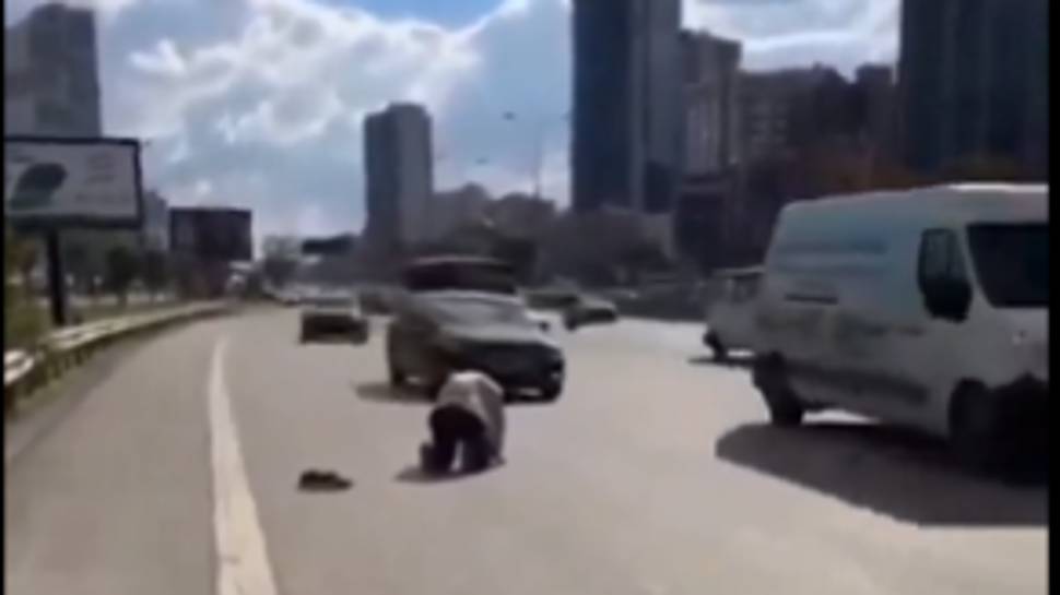 Trafiğin aktığı yolda namaz kıldı!