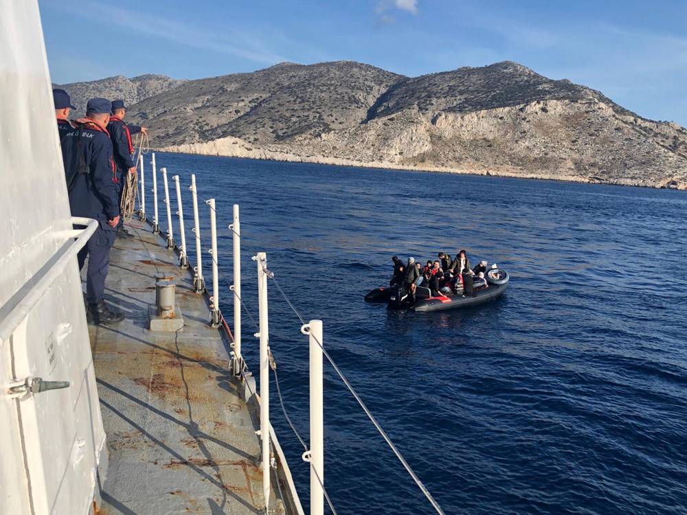 Yunanistan'ın geri ittiği 15 kaçak göçmen kurtarıldı