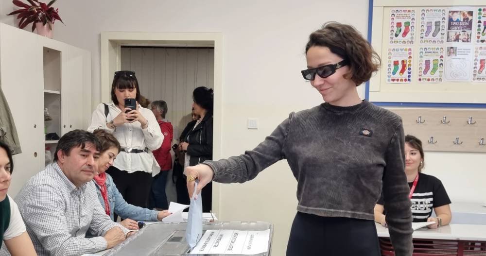 Zeynep Bastık oy sırasında beklemek istemedi, yerine asistanını koydu 