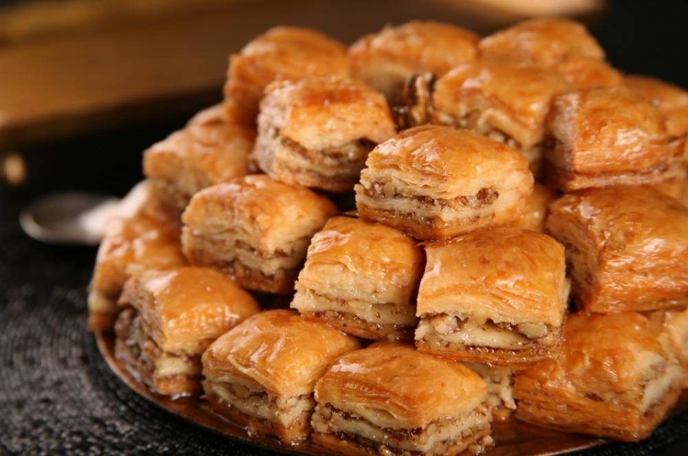 Zuhal Topal'la Yemekteyiz Ayşe'nin Menüsü: El Açması Fındıklı Baklava Tarifi