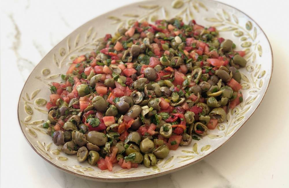 Zuhal Topal'la Yemekteyiz Çiğdem'in Menüsü: Gemlik Zeytin Salatası Tarifi