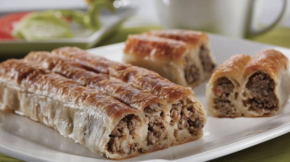 Zuhal Topal'la Yemekteyiz Emre'nin Menüsü: Kıymalı Börek Tarifi