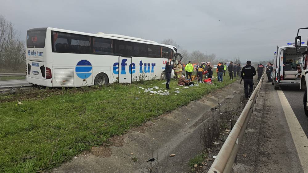 Düzce'de yolcu otobüsü, bariyerlere çarptı; 17 yaralı 