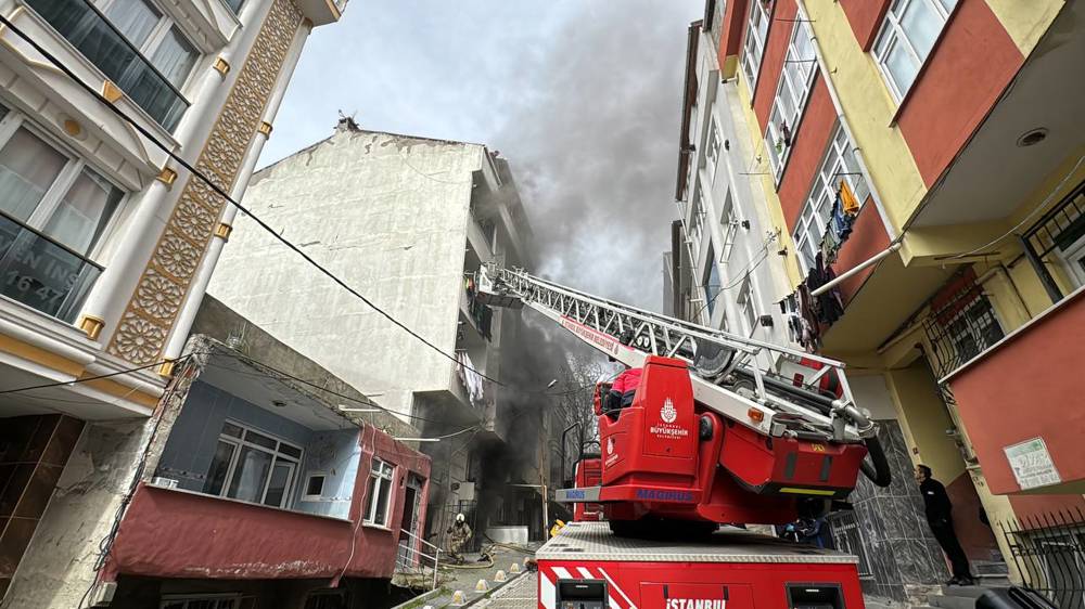 Esenyurt'ta yangın! 5 katlı bina alevlere teslim oldu