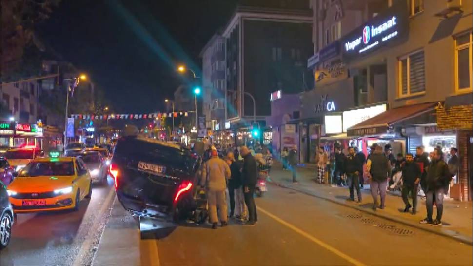 İstanbul'da park halindeki otomobile çarpan cip takla attı: 3 yaralı