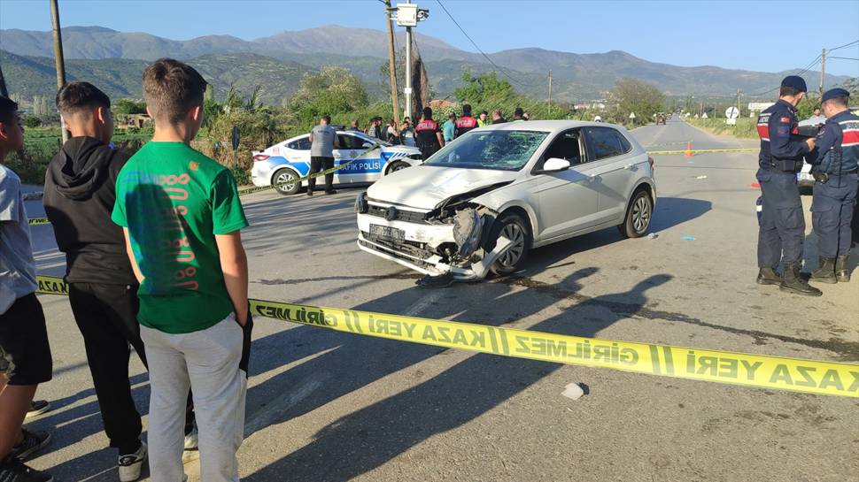 İzmir'de otomobille çarpışan motosikletten savrularak başka bir otomobilin çarptığı kişi öldü