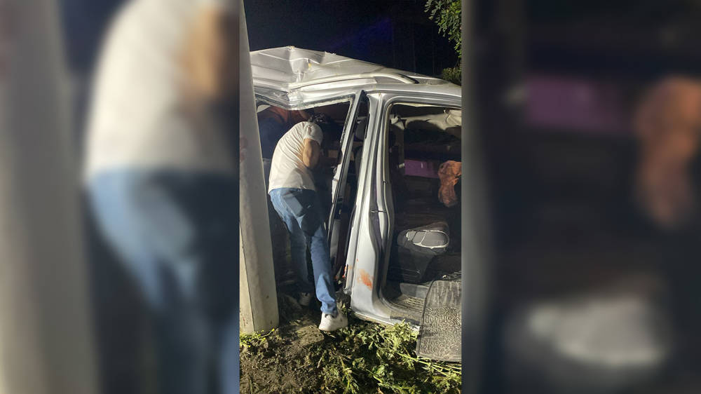 Tarsus'ta minibüs elektrik direğine çarptı: 2 ölü, 3 yaralı