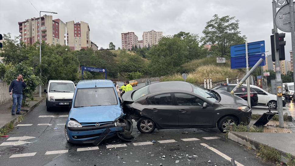 Yağışlı hava kazayı da beraberinde getirdi... İstanbul'daki kazada 3 kişi yaralandı...