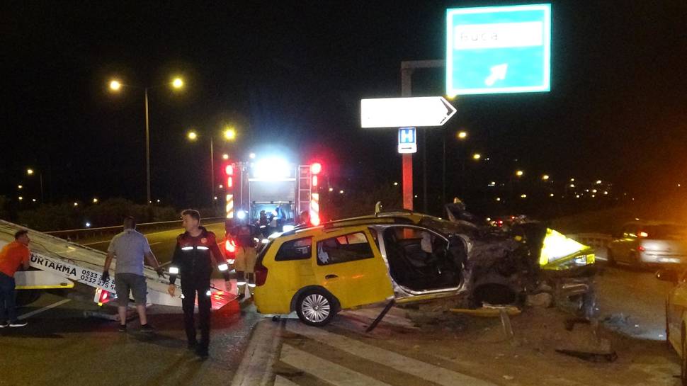 Ticari taksi demir bariyerlere çarptı... Ölü ve yaralılar var...