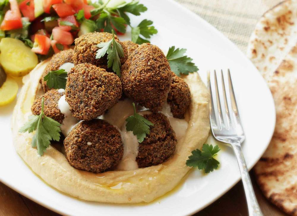 Zuhal Topal'la Yemekteyiz Zeynep'in Menüsü: Falafel ve Tahinli Süzme Yoğurt Tarifi