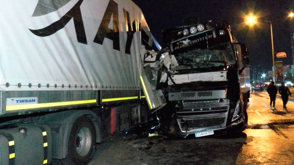 Alkollü TIR şoförü park halindeki araçlara çarptı