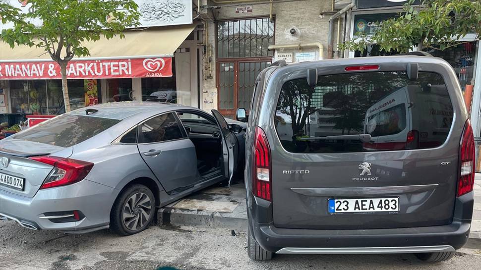 Annesini hastaneye yetiştirmeye çalışırken kaza yapan sürücü yaralanırken annesi ise kurtarılamadı...