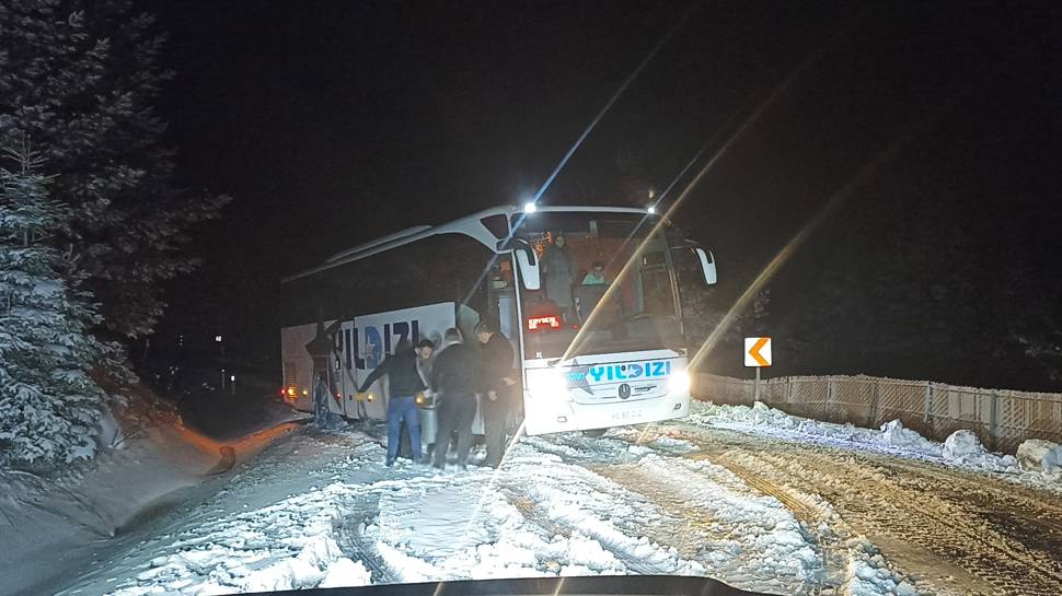 Kastamonu'da kar sürprizi... Araçlar yolda kaldı...