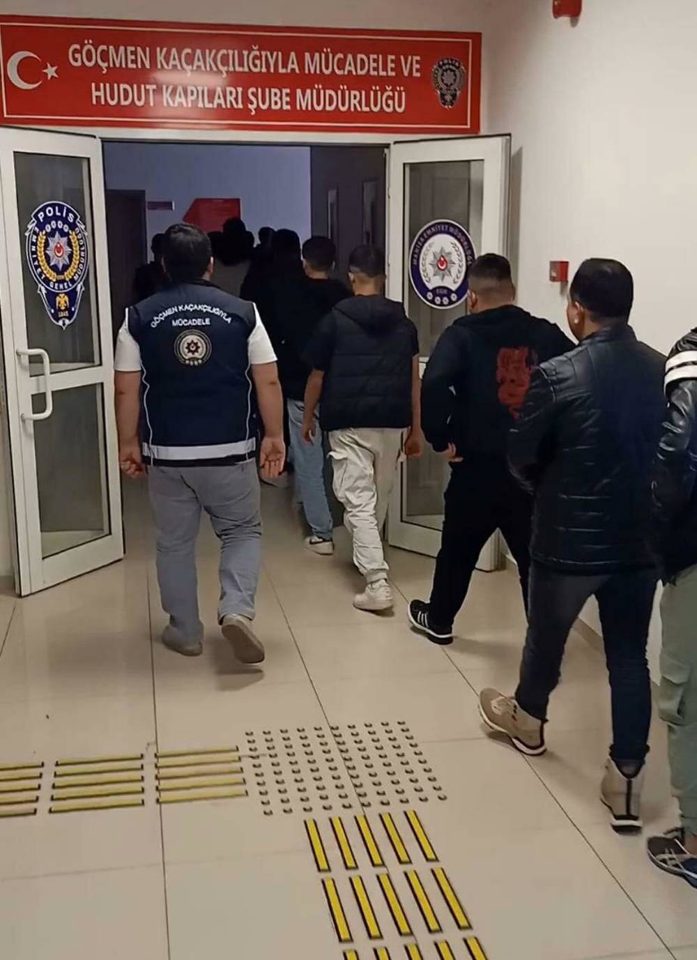 Salihli'de Yunanistan'a kaçmaya çalışan 31 kaçak göçmen yakalandı, 5 şüpheli gözaltına alındı