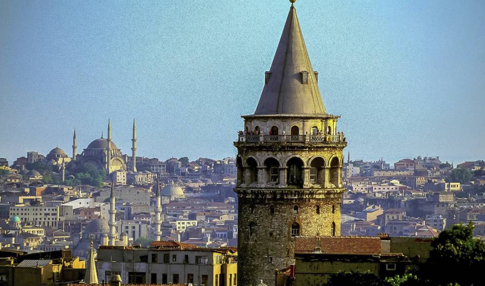 Galata Kulesi ziyaretçilerini yeniden ağırlamaya başladı