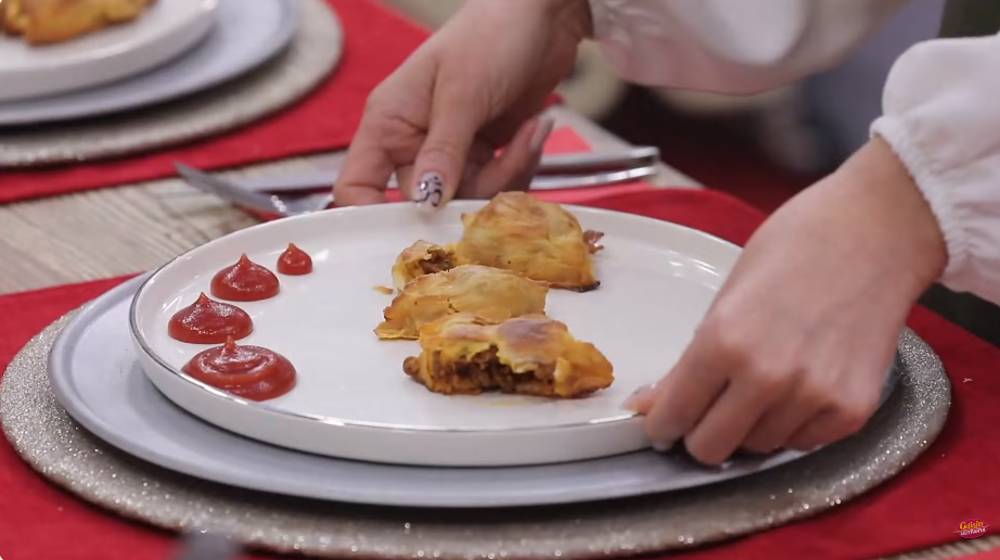  Gelinim Mutfakta - Kıymalı Midye Börek Tarifi