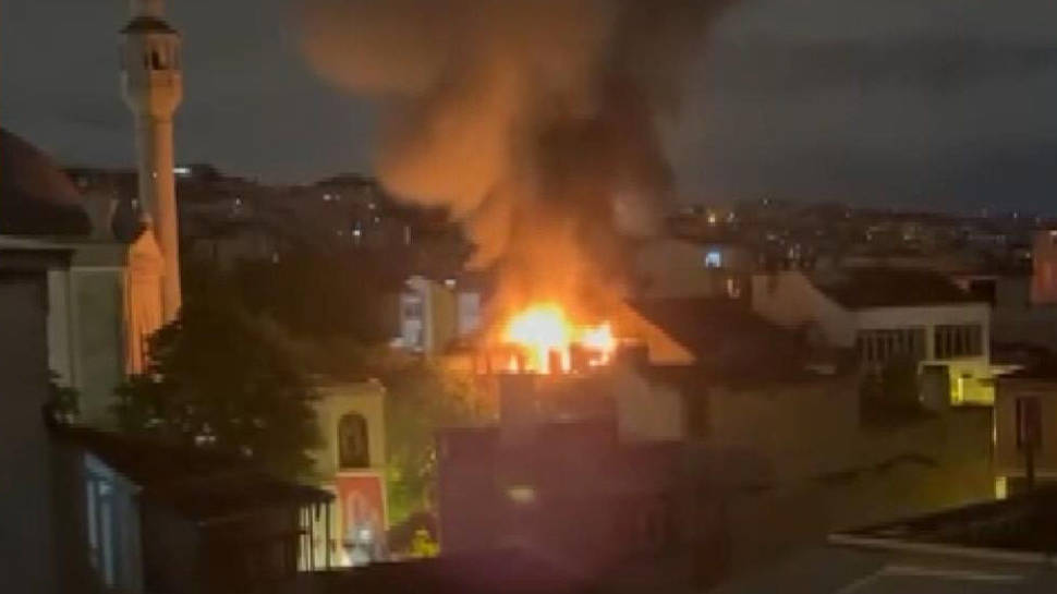 İstanbul Beyoğlu'nda kafede yangın...