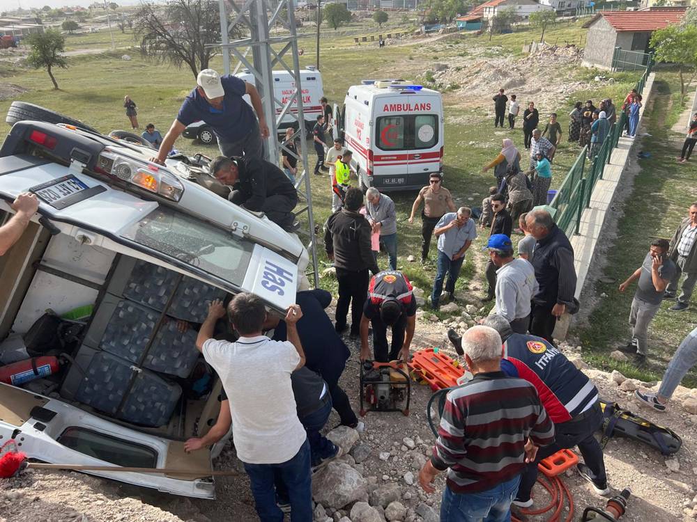 Kütahya'da yolcu minibüsü şarampole devrildi: 13 yaralı