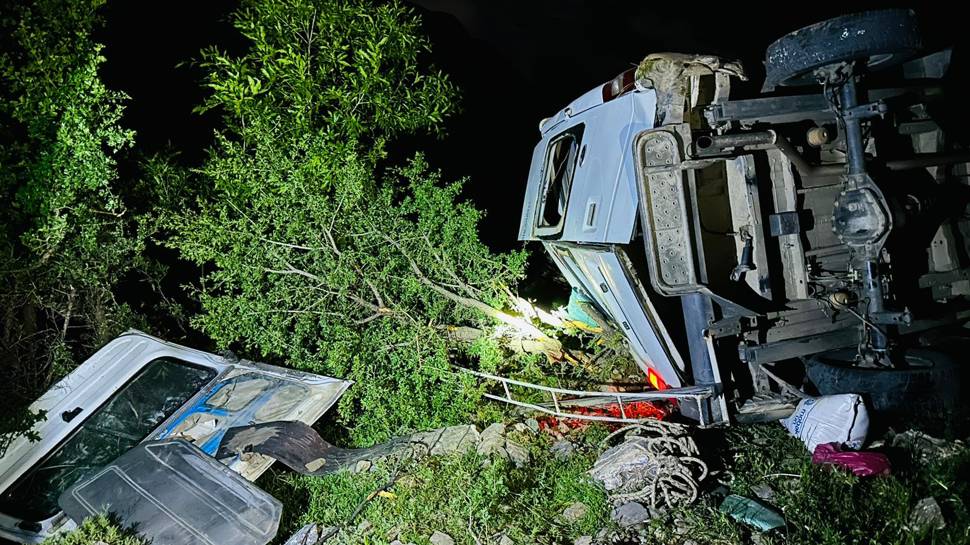 Şarampole devrilen minibüste 3 kişi yaralandı... Kazanın adresi Siirt...