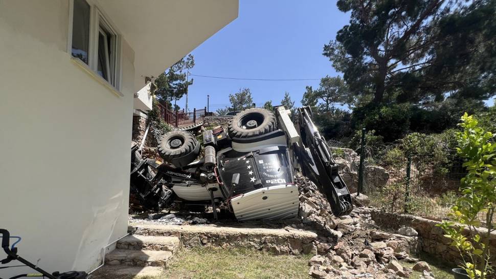 11 yaşındaki çocuk, hareket ettirdiği iş makinesinin devrildiği kazada öldü