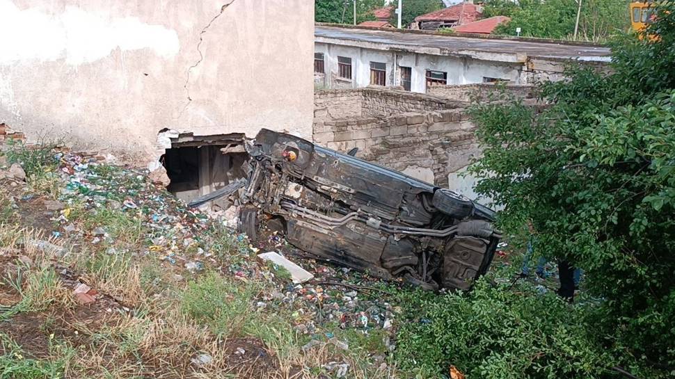 Kırıkkale'de şarampole devrilen araçtaki 3 kişi yaralandı...