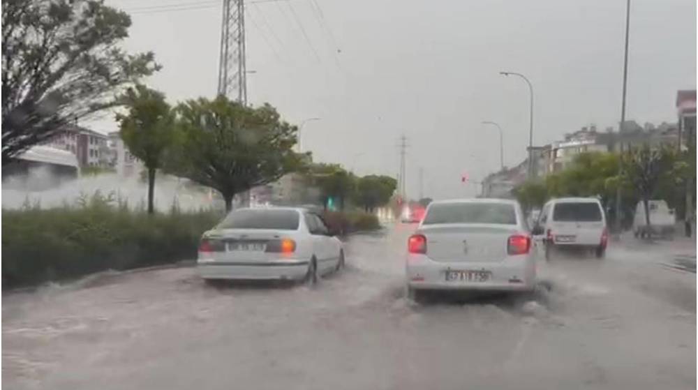 Konya'da sağanak su baskınlarına neden oldu