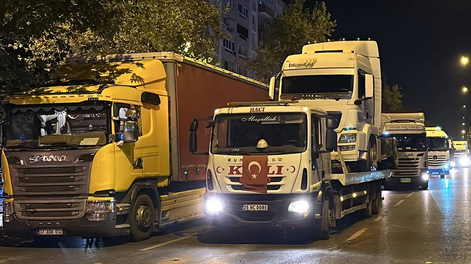 Lastiği patlayan TIR devrildi, yol saatlerce ulaşıma kapandı...