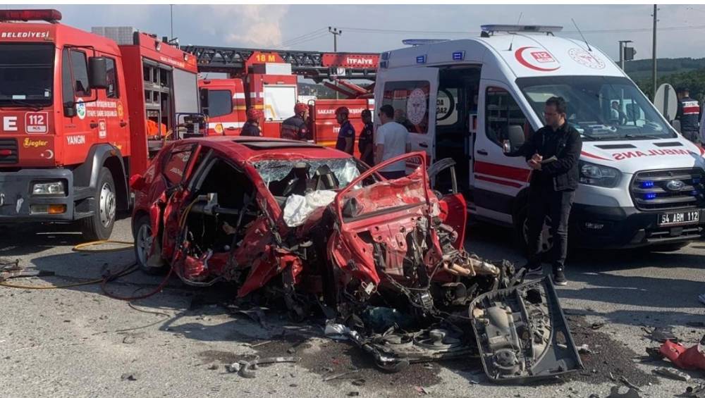 Sakarya'da tırla otomobil çarpıştı: 2 ölü