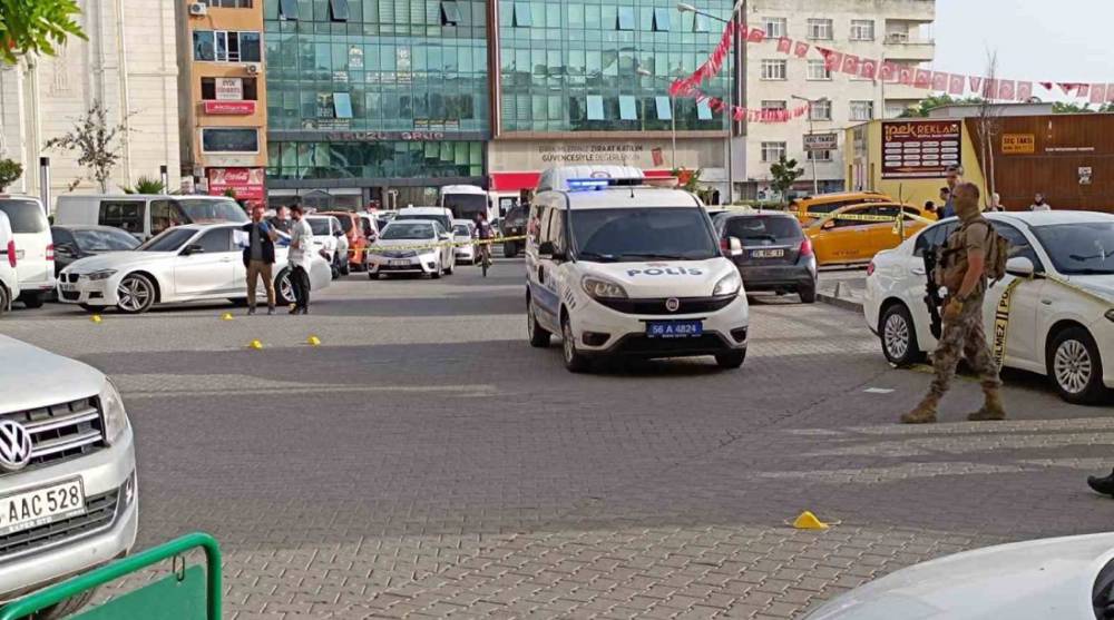 Siirt'te vali silahlı çatışmanın ortasında kaldı