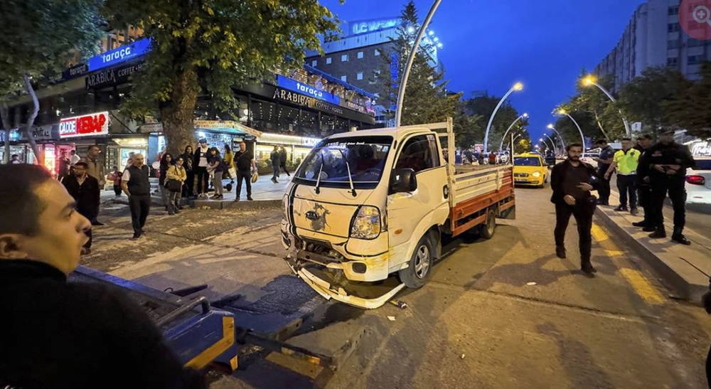 Ankara'da kontrolden çıkan kamyonet, 11 araca çarptı