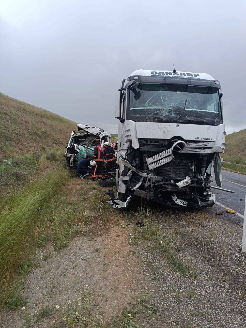  TIR ile kamyonet çarpıştı:1 ölü, 1 yaralı