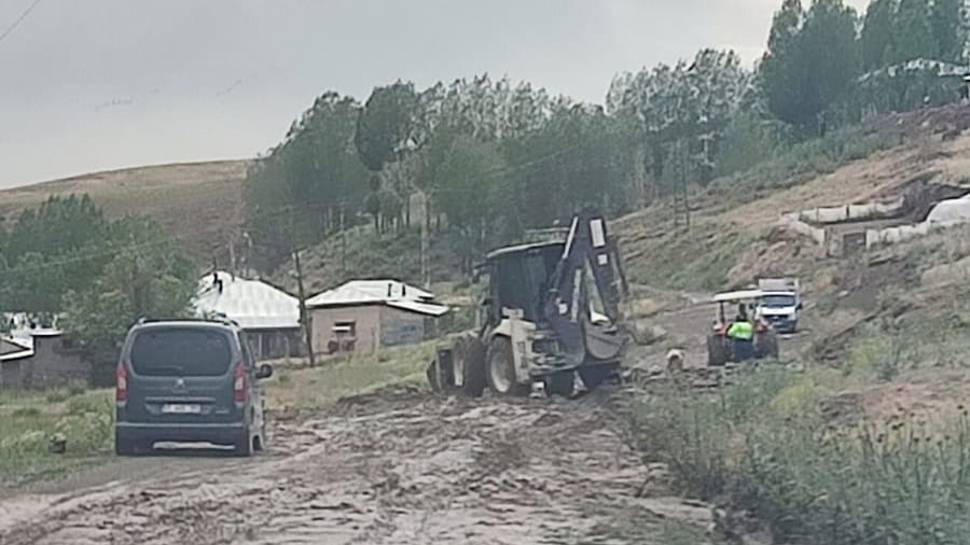 Van'ın 3 ilçesinde sağanak sele neden oldu