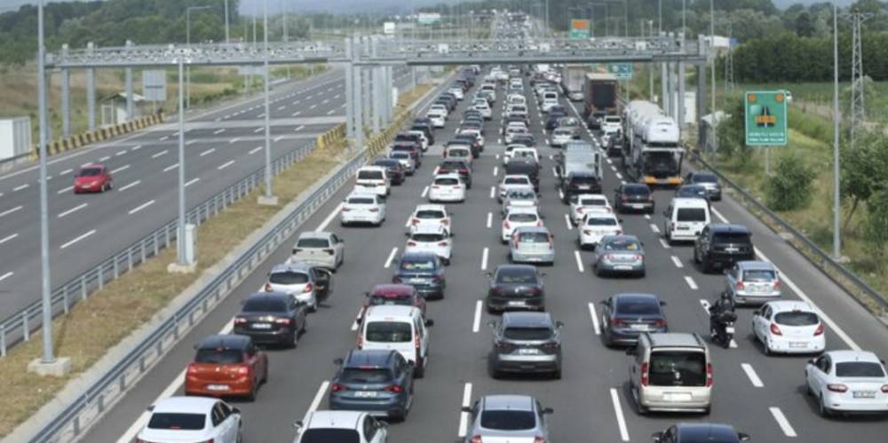 Bayram tatili dolayısıyla yollarda trafik yoğunluğu yaşanıyor