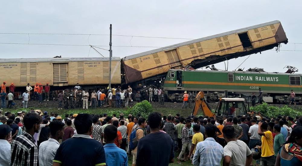 Hindistan'da tren kazası: Bir vagon havada asılı kaldı