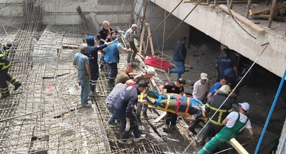 Okul inşaatında çöktü, İşçiler beton kalıbın altında kaldı